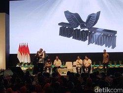 Momen Relawan Peluk Jokowi Usai Jawab Pertanyaan dan Dapat Sepeda