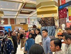 Ditemani Erina, Kaesang Kunjungi Pameran Inacraft di JCC Senayan