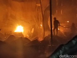 Kebakaran Gudang Kertas di Sidoarjo, 4 Rumah Warga Ikut Terbakar