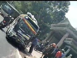 Sopir Kurang Konsentrasi, Truk Pasir Tabrak 3 Kendaraan di Cicalengka