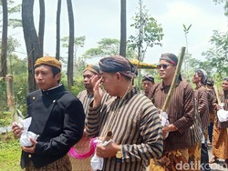 Meriahnya Kirab Momongi Tampah, Tradisi Menanam Bambu di Wonosobo
