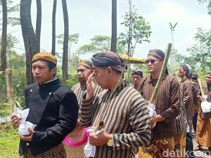 Meriahnya Kirab Momongi Tampah, Tradisi Menanam Bambu di Wonosobo Meriahnya Kirab Momongi Tampah, Tradisi Menanam Bambu di Wonosobo