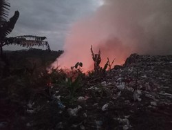 6 Jam Api di TPA Purbahayu Belum Bisa Dipadamkan