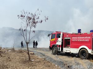 Kepala Damkar Semarang Sempat Pingsan di TPA Jatibarang yang Terbakar Kepala Damkar Semarang Sempat Pingsan di TPA Jatibarang yang Terbakar