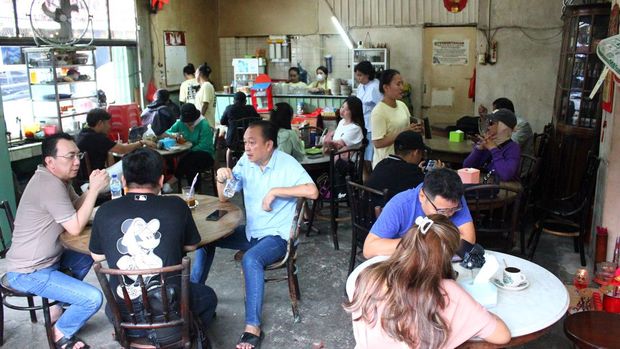 Suasana Kedai Kopi Apek di Medan, Sumatera Utara, Sabtu (07/10/2023). Kopi Apek yang berdiri sejak 1919 tersebut menjadi kedai kopi legendaris di Medan yang diminati wisatawan lokal maupun mancanegara dengan menyediakan menu andalan seperti kopi susu panas, kopi susu dingin, roti bakar, roti kukus dan puding telur. ANTARA FOTO/Yudi/foc.