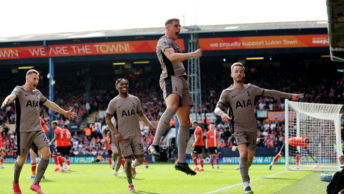 Soccer Football - Premier League - Luton Town v Tottenham Hotspur - Kenilworth Road, Luton, Britain - October 7, 2023 Tottenham Hotspurs Micky van de Ven celebrates scoring their first goal with James Maddison and teammates REUTERS/David Klein NO USE WITH UNAUTHORIZED AUDIO, VIDEO, DATA, FIXTURE LISTS, CLUB/LEAGUE LOGOS OR LIVE SERVICES. ONLINE IN-MATCH USE LIMITED TO 45 IMAGES, NO VIDEO EMULATION. NO USE IN BETTING, GAMES OR SINGLE CLUB/LEAGUE/PLAYER PUBLICATIONS.