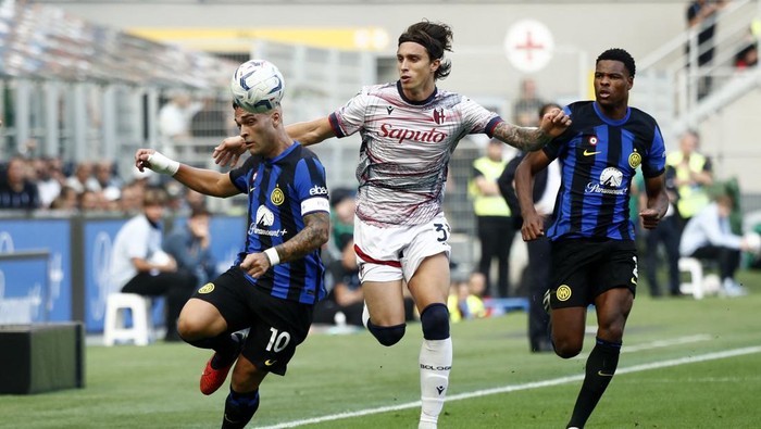 Soccer Football - Serie A - Inter Milan v Bologna - San Siro, Milan, Italy - October 7, 2023 Inter Milans Lautaro Martinez and Denzel Dumfriesin action with Bolognas Riccardo Calafiori REUTERS/Alessandro Garofalo