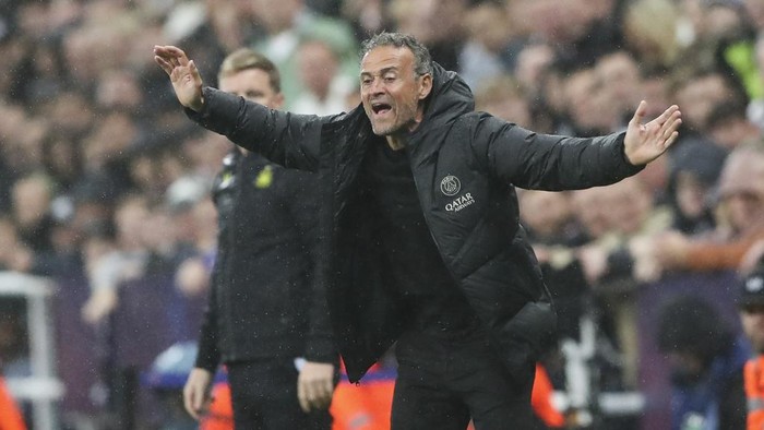 PSGs head coach Luis Enrique gives directions to his players during the Champions League group F soccer match between Newcastle and Paris Saint Germain at St. James Park, Wednesday, Oct. 4, 2023, in Newcastle, England. (AP Photo/Scott Heppell)