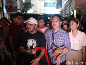Bawa Boneka Beruang, Kaesang Malam Mingguan di Jalan Braga Bawa Boneka Beruang, Kaesang Malam Mingguan di Jalan Braga