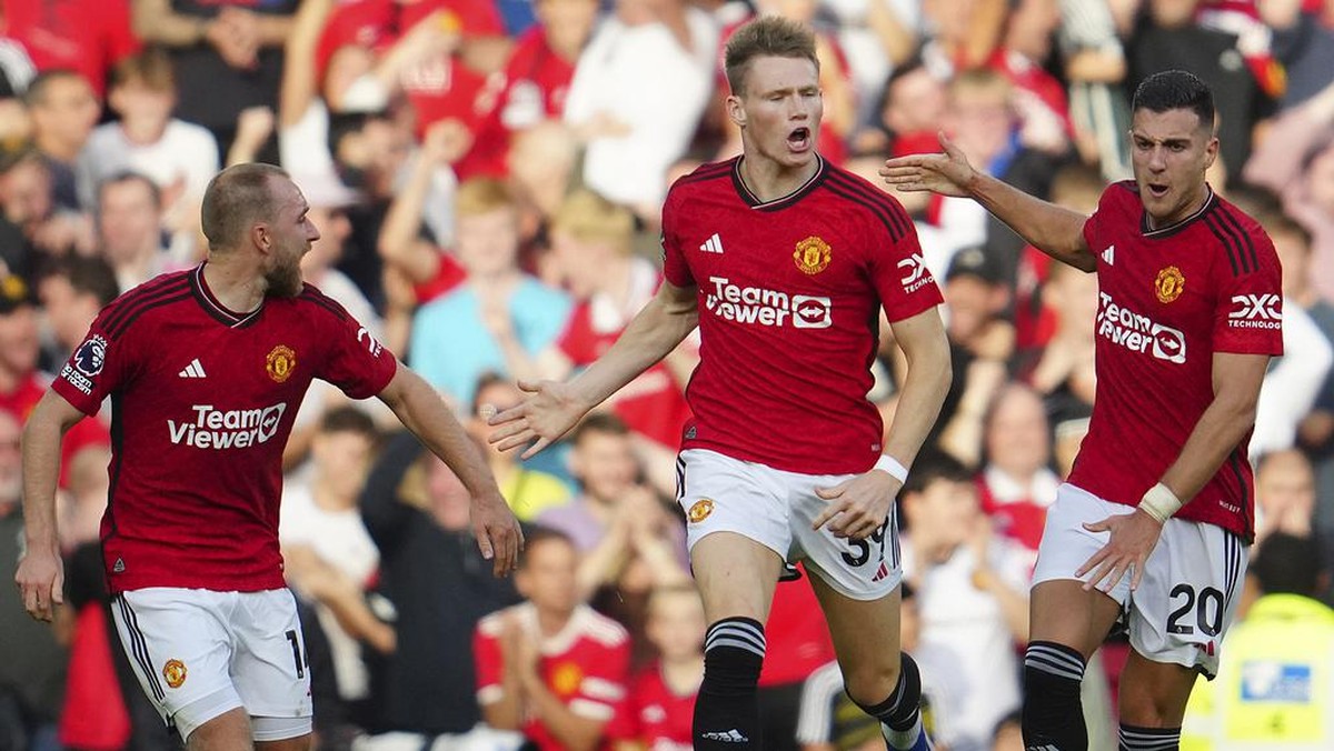 Scott McTominay mencetak dua gol di injury time untuk membawa Manchester United menang 2-1 atas Brentford (Foto: AP/Jon Super)