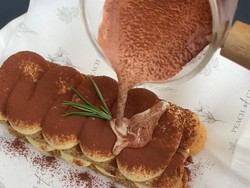 Ada Poured Tiramisu di Kafe Cewek Kue Hits di Bandung