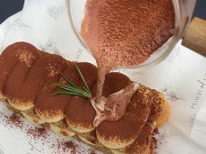 Ada Poured Tiramisu di Kafe Cewek Kue Hits di Bandung Ada Poured Tiramisu di Kafe Cewek Kue Hits di Bandung