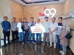 Kapolres Malang Salurkan Bantuan Pengusaha untuk Keluarga Korban Kanjuruhan