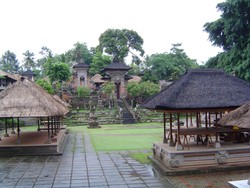 Pura Samuan Tiga: Sejarah, Peninggalan, hingga Tradisi Siat Sampian