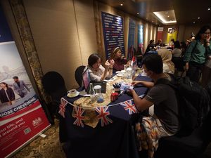 Ratusan Pelajar Berebut Informasi untuk Belajar di Inggris