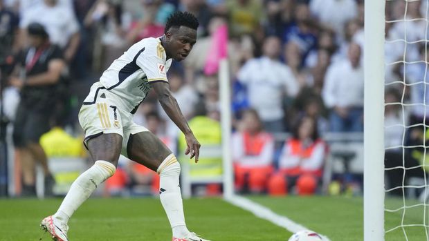 Real Madrid's Vinicius Junior scores his side's third goal during the Spanish La Liga soccer match between Real Madrid and Osasuna at the Santiago Bernabéu stadium in Madrid, Spain, Saturday, Oct. 7, 2023. (AP Photo/Jose Breton)