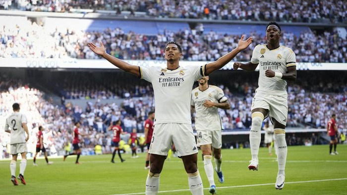 Real Madrids Jude Bellingham celebrates after scoring his sides opening goal during Spanish La Liga soccer match between Real Madrid and Osasuna at the Santiago Bernabéu stadium in Madrid, Spain, Saturday, Oct. 7, 2023. (AP Photo/Jose Breton)