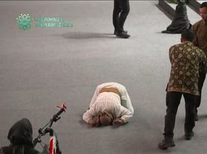 Sujud Syukur Ibu-ibu Asal Jambi Dapat Sepeda dari Jokowi Usai Jawab Kuis Sujud Syukur Ibu-ibu Asal Jambi Dapat Sepeda dari Jokowi Usai Jawab Kuis