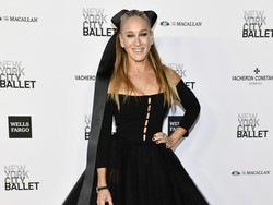 Gaya Sarah Jessica Parker Curi Perhatian, Pakai Sepatu Beda Sebelah