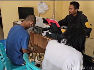 Duh! Wanita Ini Ditangkap Saat Nyabu Bareng Anak di Rumah