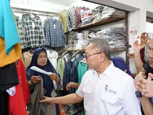 Tinjau Pasar Johar, Zulhas Dicurhati Sepi Pembeli hingga Borong Dagangan