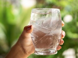 Minum Air Hangat Vs Air Dingin, Mana yang Lebih Baik untuk Pencernaan di Pagi Hari?