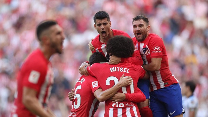 Soccer Football - LaLiga - Atletico Madrid v Real Sociedad - Metropolitano, Madrid, Spain - October 8, 2023 Atletico Madrids Antoine Griezmann celebrates scoring their second goal with teammates REUTERS/Isabel Infantes