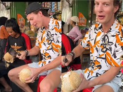 Begini Reaksi Bule yang Coba Jadi Tukang Kelapa di Warung