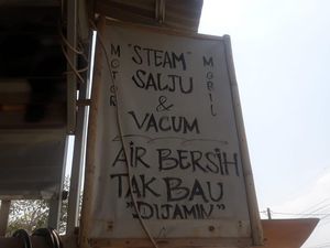 Terkuak! Ternyata Ini Alasan Banyak Tempat Cuci Mobil-Motor di Pinggir Kali