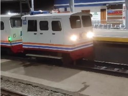 Bikin Netizen Gemas, Ternyata Ini Anak Kereta yang Merayap di Stasiun Kroya