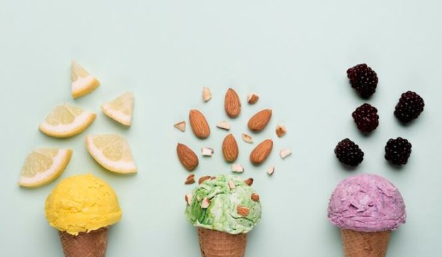 3 buah es krim dengan tiga warna berbeda