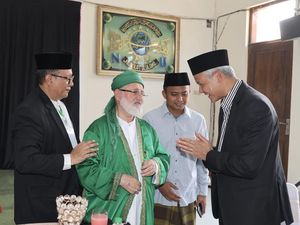 Bertemu Cucu Syekh Abdul Qadir, Ganjar Didoakan & Diberi Amalan Khusus Bertemu Cucu Syekh Abdul Qadir, Ganjar Didoakan & Diberi Amalan Khusus