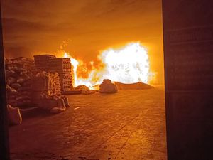 Gudang Pangan Ternak di Makassar Terbakar, Penyebab Kebakaran Diselidiki