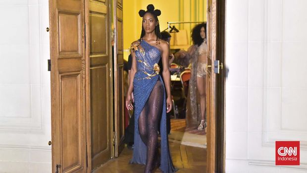 Di penghujung Paris Fashion Week, berlokasi di Maison de l'Amérique Latine yang mempesona di tengah kota Paris, perancang busana asal Indonesia Hian Tjen meluncurkan karya terbarunya, menandai debutnya di Kota Cahaya setelah memikat penonton di Timur Tengah, dan selama Milan Fashion Week pada tahun 2020.