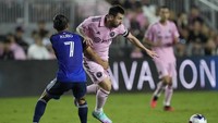 Messi comeback dari cedera di laga Inter Miami vs FC Cincinnati dalam lanjutan MLS, Minggu (8/10/2023). Foto: Rebecca Blackwell/AP