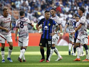 Duh! Si Ular Gagal Menang Lagi di Kandang