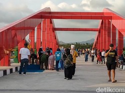 Jembatan Merah Penahan Banjir Kulon Progo Jadi Tempat Wisata Dadakan