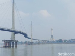 Keramaian Jembatan Gentala Arasy Jambi Jelang Malam Tahun Baru 2024