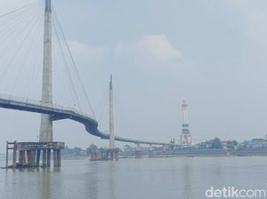 Keramaian Jembatan Gentala Arasy Jambi Jelang Malam Tahun Baru 2024 Keramaian Jembatan Gentala Arasy Jambi Jelang Malam Tahun Baru 2024