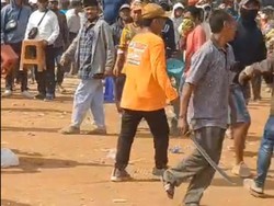 Karapan Sapi di Bangkalan Ricuh, Pendukung Peserta Bentrok Bawa Sajam