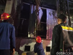 Butuh 5,5 Jam Padamkan Kebakaran Gudang Kertas di Sidoarjo