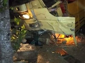 Truk Tabrak Rumah Angkut 30 Wisatawan Hendak ke Pantai Banyumeneng Malang