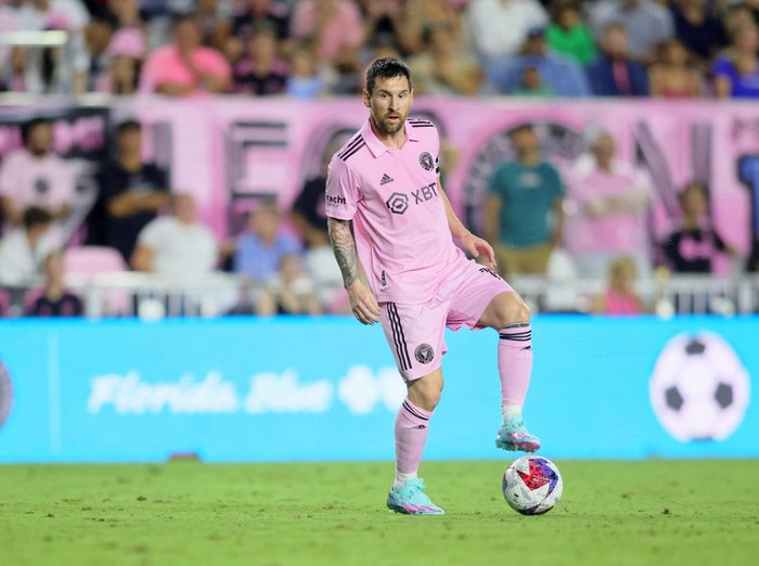 Oct 7, 2023; Fort Lauderdale, Florida, USA; Inter Miami CF forward Lionel Messi (10) controls the ball against FC Cincinnati during the second half at DRV PNK Stadium. Mandatory Credit: Sam Navarro-USA TODAY Sports