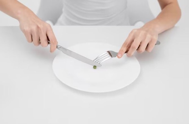 Makan sedikit, banyak gerak/ foto: Freepik/ freepik Tangan orang sedang makan