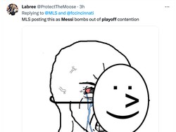Messi pasti nangis nih sekarang, meski berlagak tersenyum. (Foto: Twitter @ProtectTheMoose)