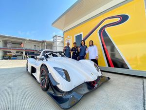 Rasakan Sensasi Ngebut Ala F1 dengan Mobil Radical di Sirkuit Mandalika