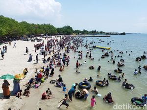 Pantai Dalegan Gresik Jadi Jujugan Warga di Tengah Cuaca Panas Menyengat