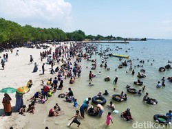 Pantai Dalegan Gresik Jadi Jujugan Warga di Tengah Cuaca Panas Menyengat