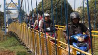 Sasak Paris yang Mendadak Ramai Dilintasi Warga Bandung