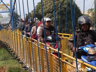 Sasak Paris yang Mendadak Ramai Dilintasi Warga Bandung